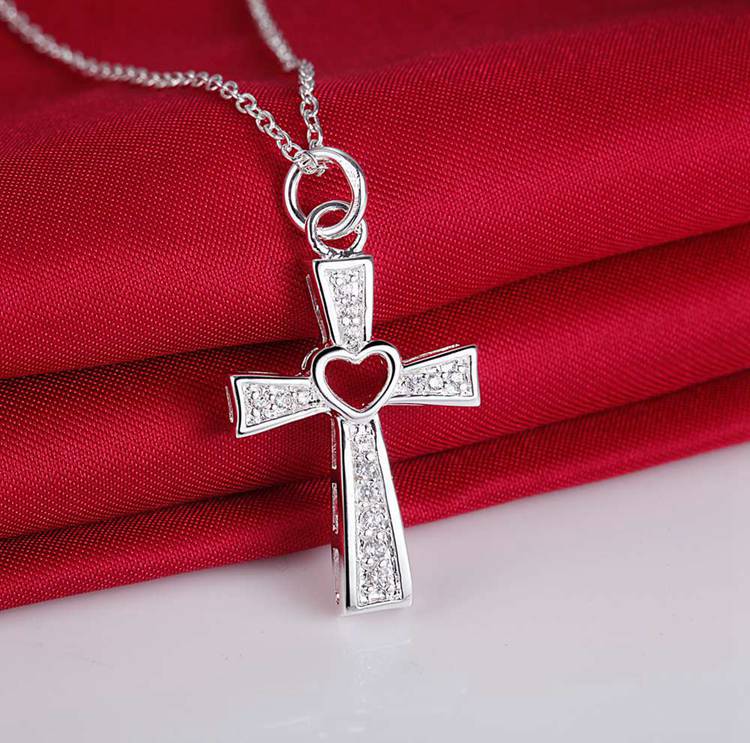 Cross Necklaces In Europe And America Are Popular
